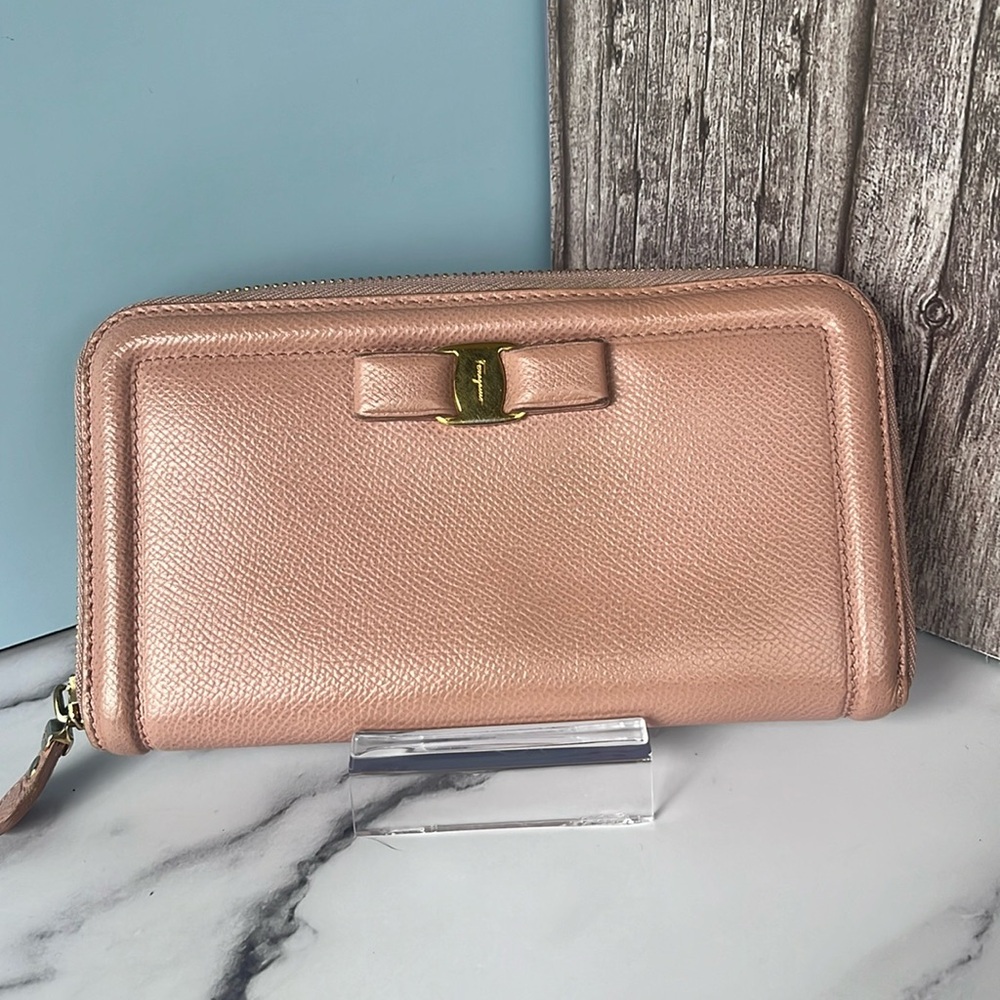 Salvatore Ferragamo zip around light pink